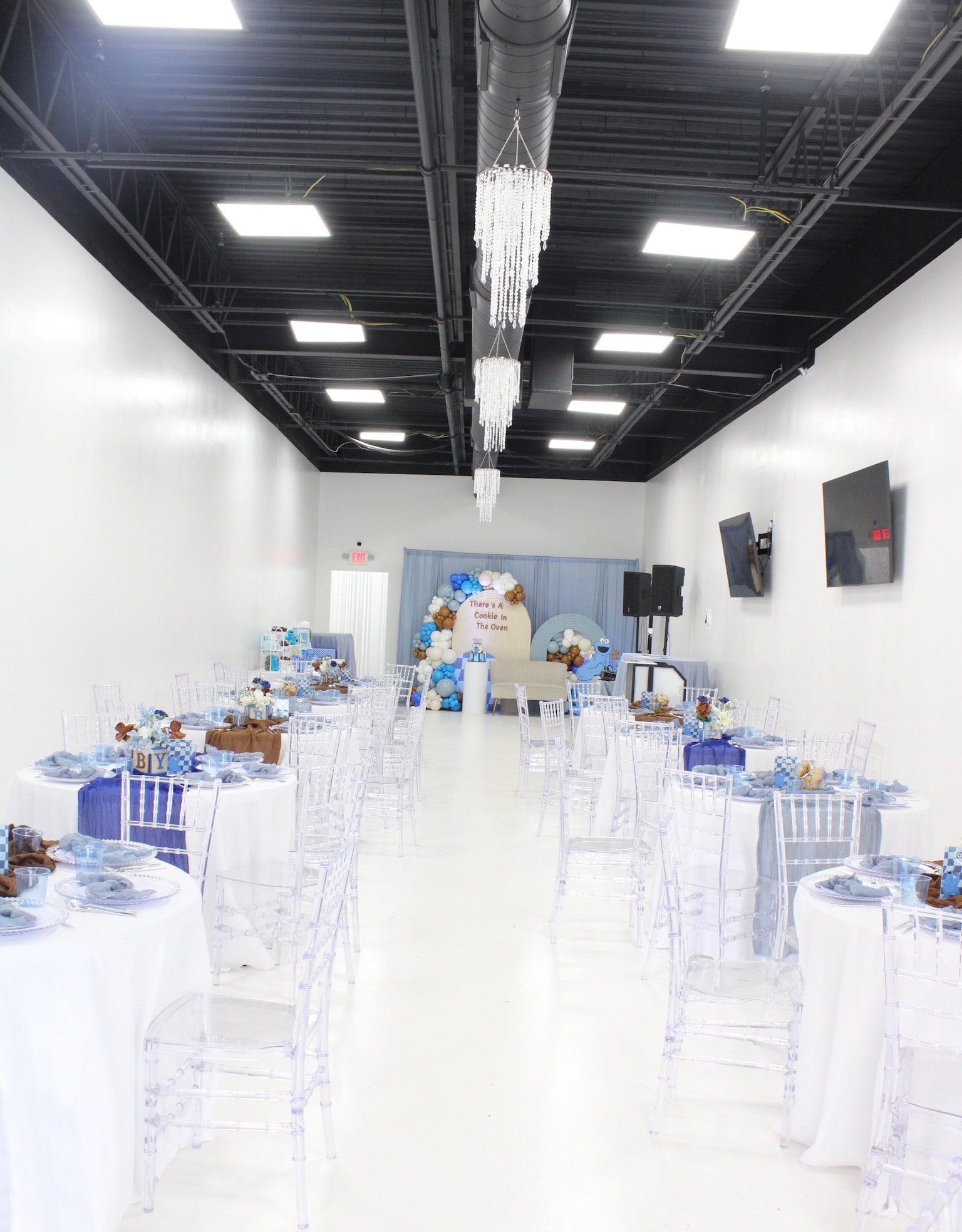 Baby shower blue and white décor